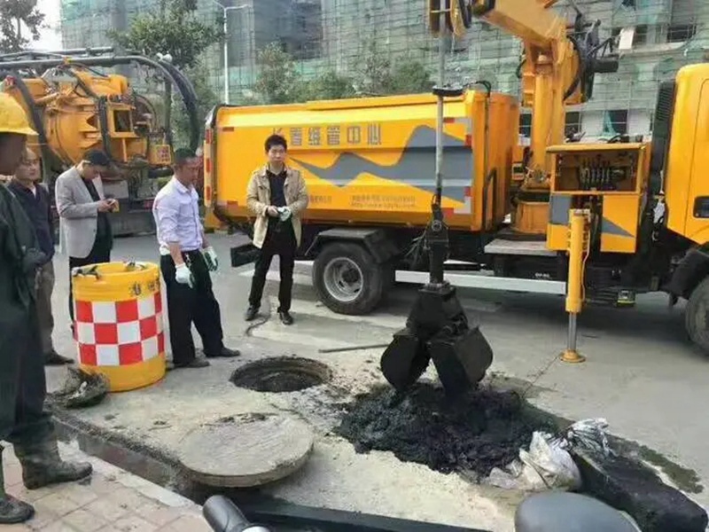 新乐街道：网格员化身“清道夫”，为民解忧疏通“堵心”化粪池